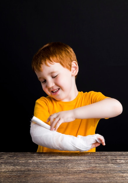 ragazzo con bendaggio medico