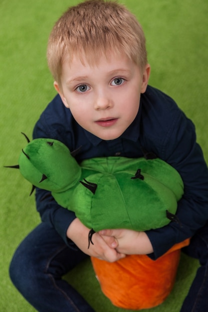 Ragazzo con cactus