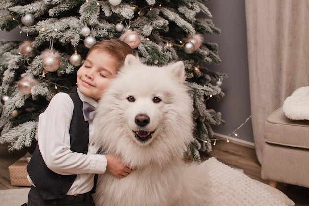 Ragazzo con cane Samoiedo. Concetto di nuovo anno