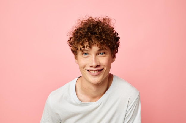 Ragazzo con capelli ricci rossi in maglietta bianca emozioni di abbigliamento casual isolato sfondo inalterato