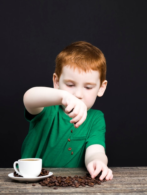 ragazzo con chicchi di caffè