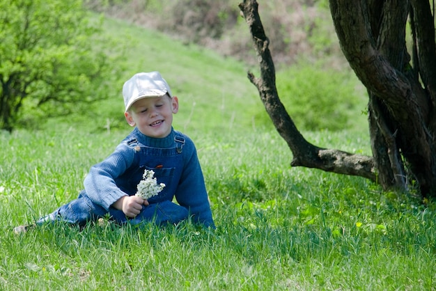 Ragazzo con fiori