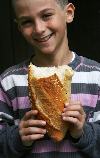 ragazzo con il pane in mano