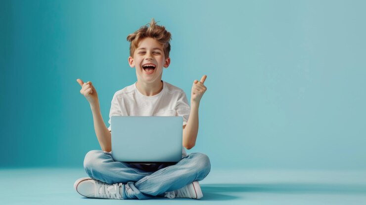 Ragazzo con il portatile che celebra il successo