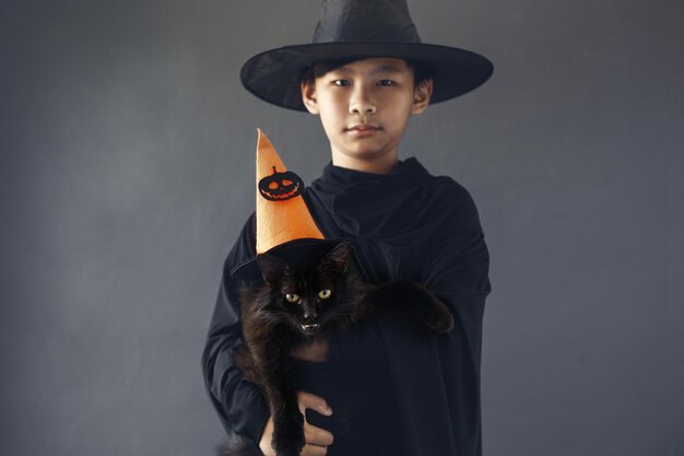 ragazzo con il suo gatto in costume di Halloween