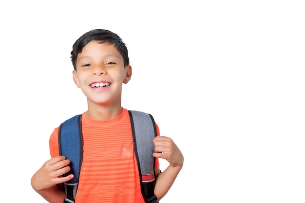 Ragazzo con il suo zaino molto felice di tornare a scuola su sfondo bianco. Di nuovo a scuola.