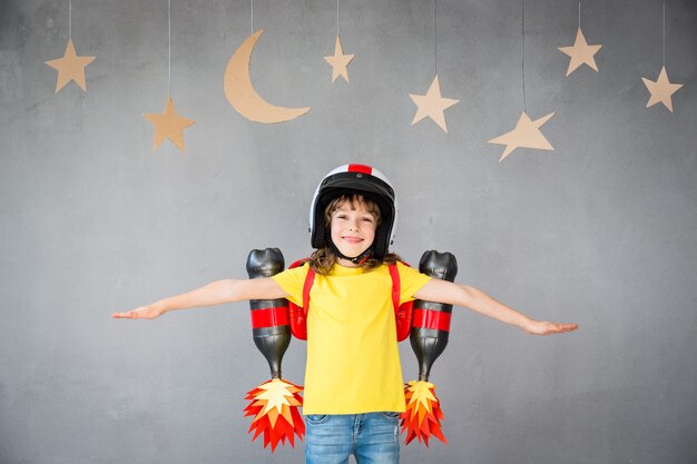 Ragazzo con jet pack. Bambino che gioca in casa. Concetto di tecnologia di successo, immaginazione e innovazione