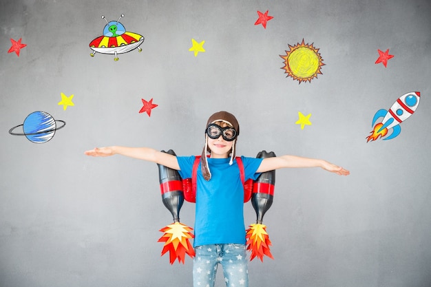 Ragazzo con jet pack. Bambino che gioca in casa. Concetto di tecnologia di successo, immaginazione e innovazione