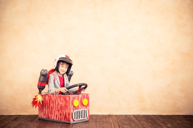 Ragazzo con jet pack. Bambino che gioca in casa. Concetto di tecnologia di successo, immaginazione e innovazione