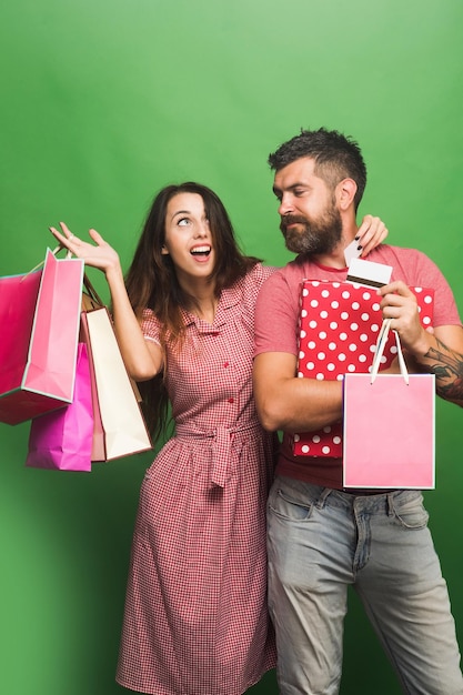 Ragazzo con la barba e bella signora con la faccia felice