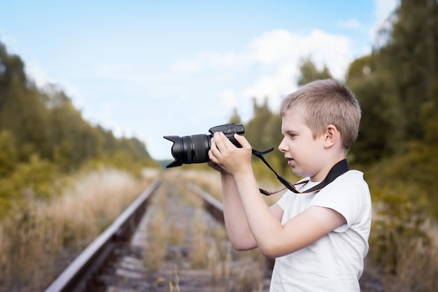 ragazzo con la macchina fotografica