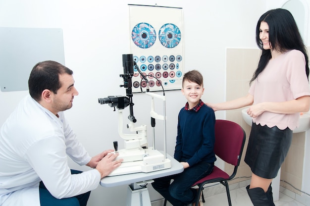 Ragazzo con la mamma in visita oculistica da un oftalmologo