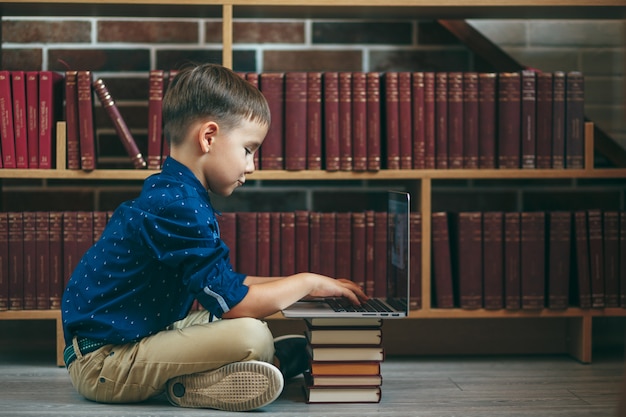 Ragazzo con laptop e libri