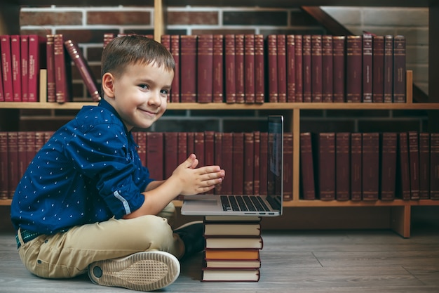 Ragazzo con laptop e libri