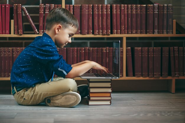 Ragazzo con laptop e libri