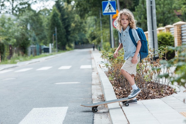 Ragazzo con lo skateboard