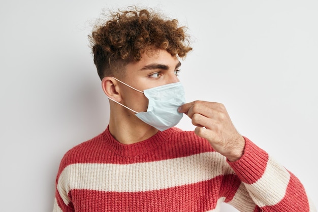 Ragazzo con maschera medica per capelli ricci