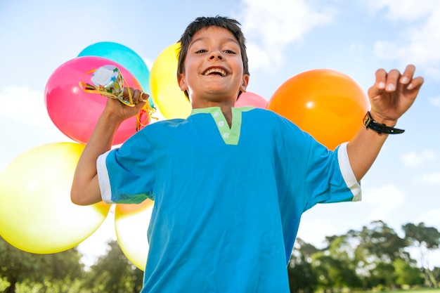 Ragazzo con palloncini colorati