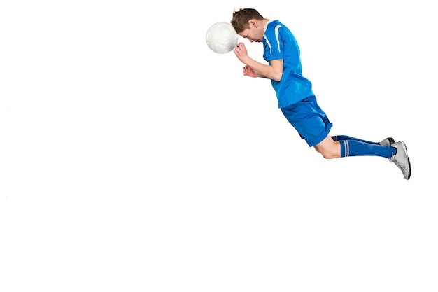 Ragazzo con pallone da calcio che fa calcio volante, isolato su bianco