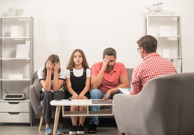 Ragazzo con papà seduto allo psicologo che risolve i problemi del consulente