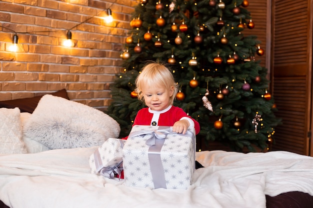 Ragazzo con regalo di Natale. Ragazzino carino con regali di felice anno nuovo