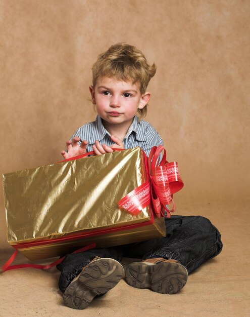 Ragazzo con regalo di Natale