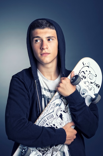 Ragazzo con skateboard