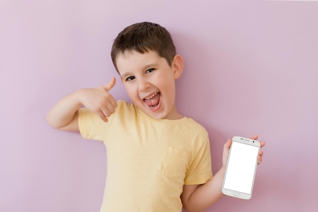 Ragazzo con smartphone su sfondo rosa