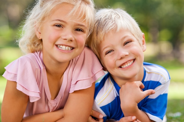 Ragazzo con sua sorella nel parco