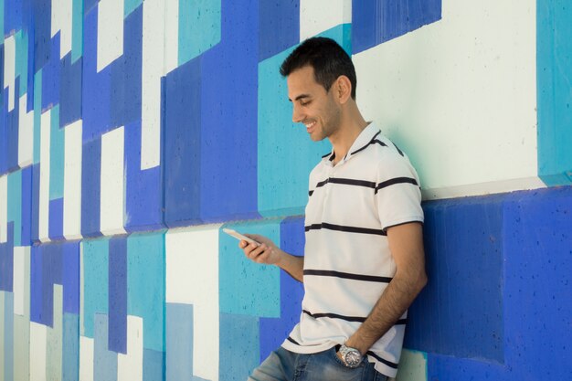 Ragazzo con telefono