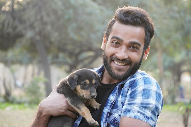 Ragazzo con un grazioso cucciolo nel parco