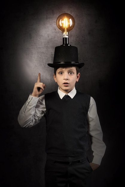 Ragazzo con un'idea eccellente con la lampadina Edison sopra la testa