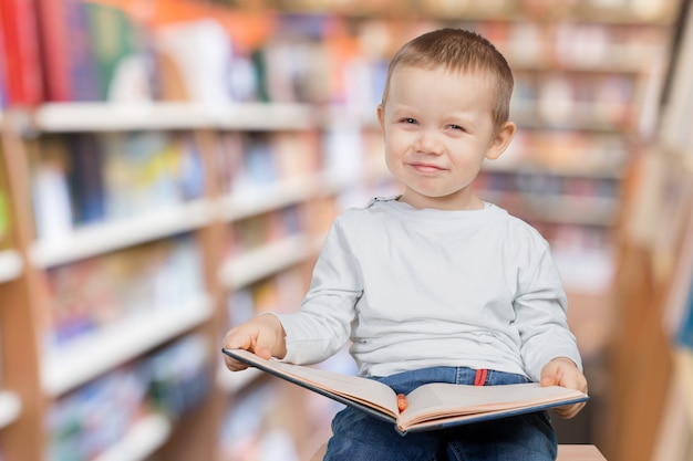 Ragazzo con un libro