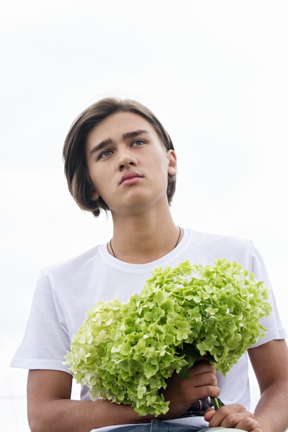 Ragazzo con un mazzo di fiori