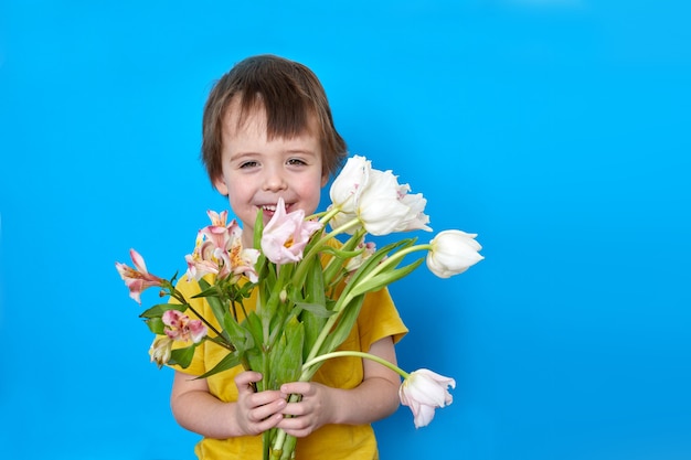 Ragazzo con un mazzo di fiori