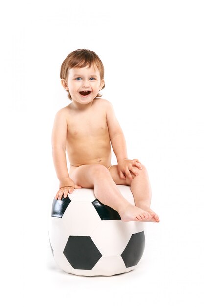 Ragazzo con un pallone da calcio