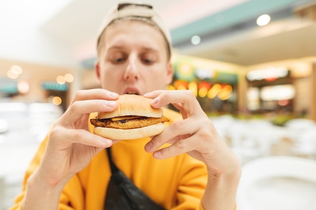 Ragazzo con un panino in mano