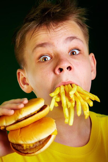 ragazzo con un pasto in bocca