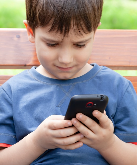 Ragazzo con un telefono cellulare