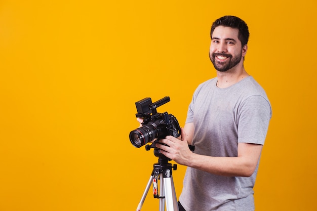 Ragazzo con una macchina da presa cinematografica. Regista cinematografico