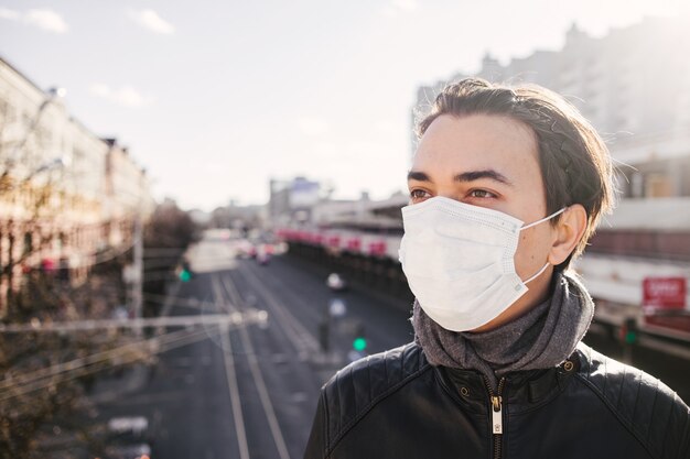 Ragazzo con una maschera protettiva per strada