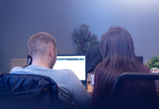 ragazzo con una ragazza che lavora a un progetto. ufficio.