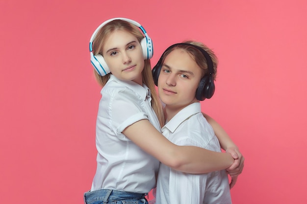 Ragazzo con una ragazza in cuffia su sfondo rosa