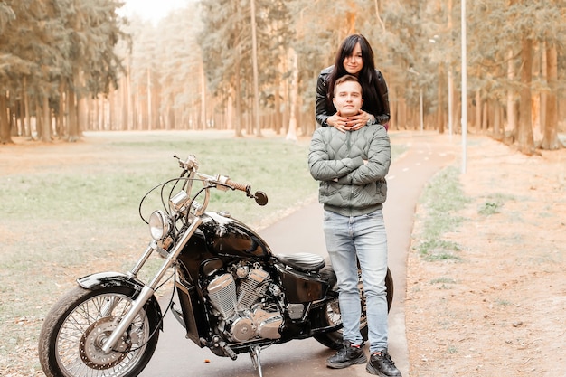 Ragazzo con una ragazza nel parco su una moto