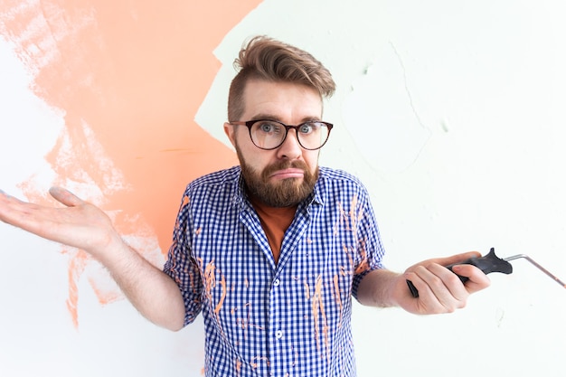 Ragazzo confuso dipinto muro nella nuova casa.