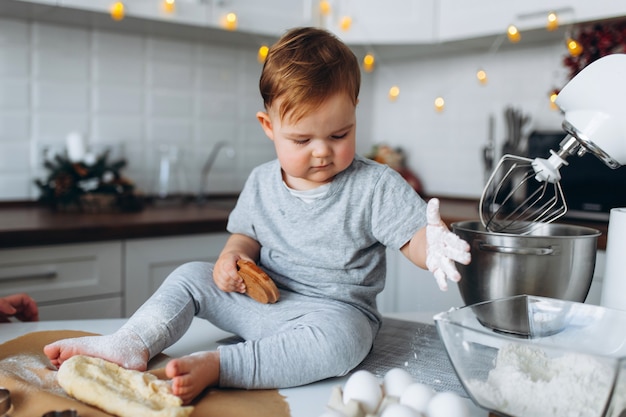 ragazzo cuoce i biscotti in cucina