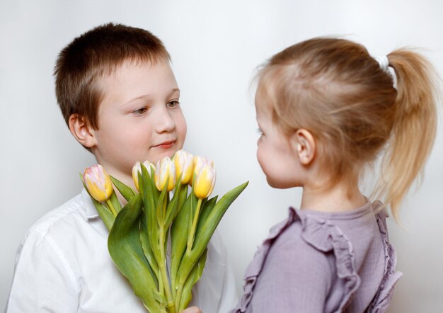 ragazzo dà fiori alla ragazza