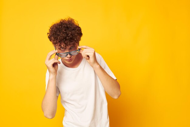 Ragazzo dai capelli rossi carino in una maglietta bianca occhiali moda blu isolato sfondo inalterato