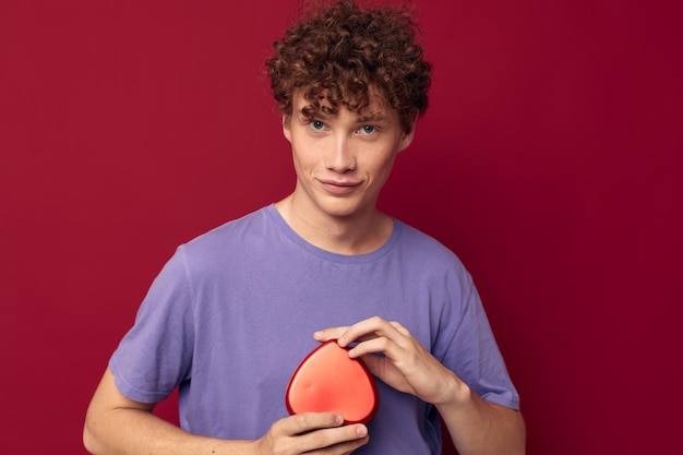 Ragazzo dai capelli rossi divertente con i capelli ricci un regalo come un cuore