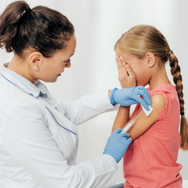 Ragazzo dal tiro medio che si vaccina